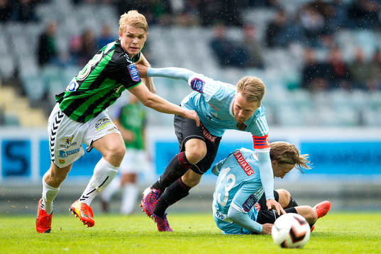 Gais Linus Tornblad  går förbi Brommapojkarnas Jacob Une