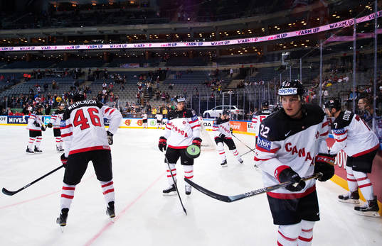 Kanadas spelare med Patrick Wiercioch, Sidney Crosby och
