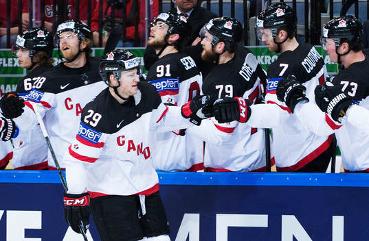 Kanadas Nathan MacKinnon jublar