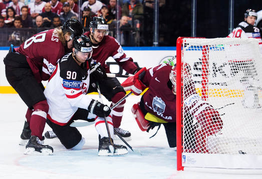 Kanadas Jason Spezza skjuter in 5-0 bakom Lettlands