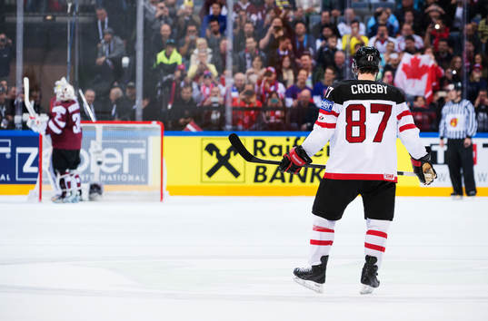 Kanadas Sidney Crosby väntar på att lägga en straff mot