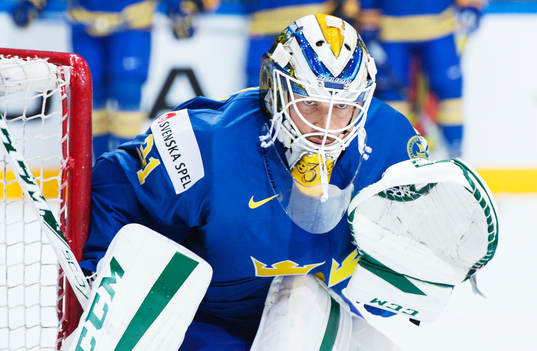 Sveriges målvakt Anders Nilsson värmer upp