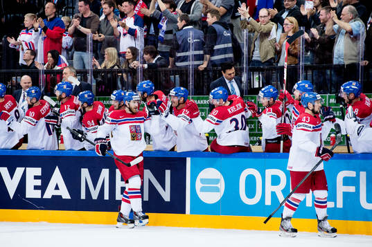 Tjeckiens Jakub Nakladal (tv) gratuleras av lagkamraterna