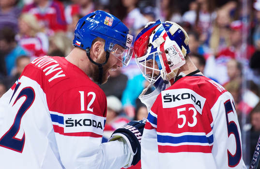 Tjeckiens Jiri Novotny peppar målvakten Alexander Salak
