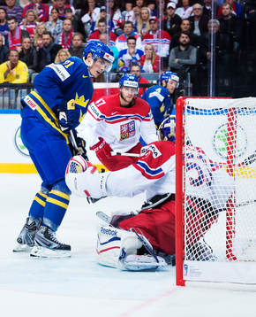 Sveriges Loui Eriksson ser 0-2-pucken från Staffan