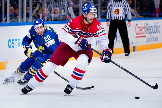 Sveriges Joel Lundqvist jagar Tjeckiens Jaromir Jagr