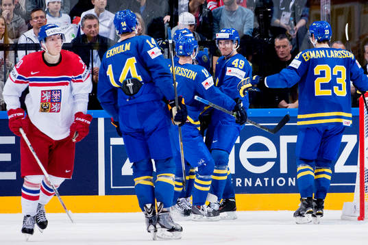 Sveriges spelare firar att Victor Rask gjort 1-3