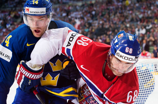 Sveriges Mattias Ekholm i en närkamp med Tjeckiens Jaromir