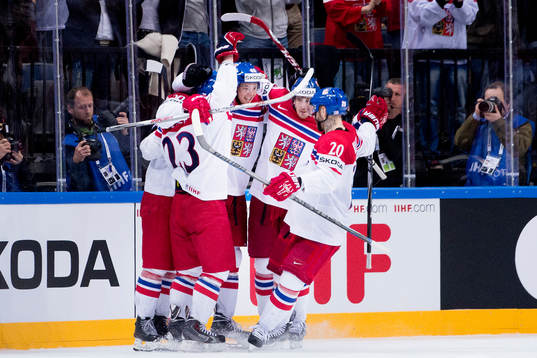 Tjeckiens spelare firar att Tomas Hertl gjort 2-3