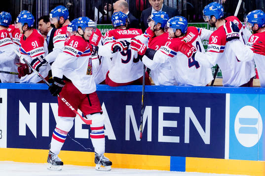 Tjeckiens Tomas Hertl firar 2-3 med lagkamraterna