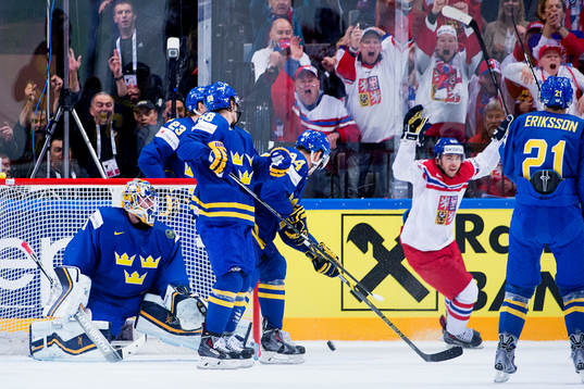 Sveriges målvakt Jhonas Enroth deppar när Tjeckiens