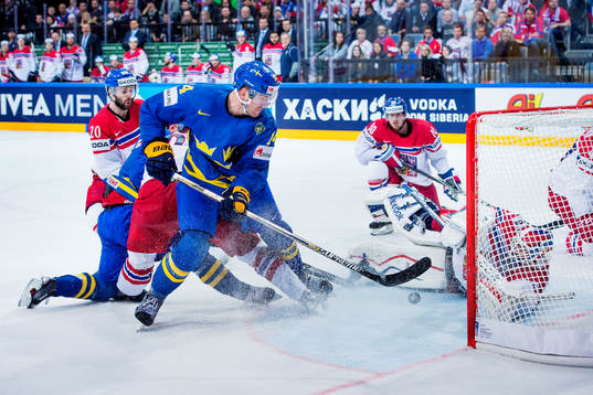 Sveriges Mattias Ekholm är nära att göra mål i slutet