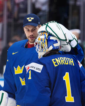 Sveriges målvakt Anders Nilsson kramar om målvakt Jhonas