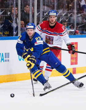 Sveriges Oliver Ekman Larsson framför Tjeckiens Vladimir