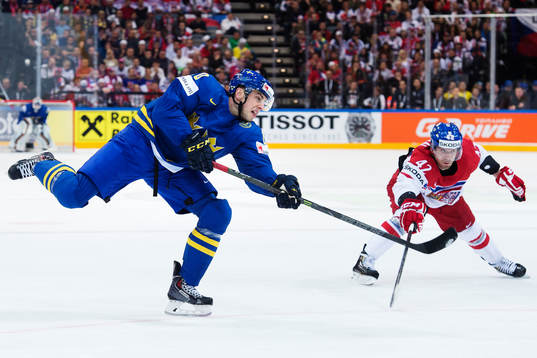 Sveriges Joakim Lindström skjuter ett skott