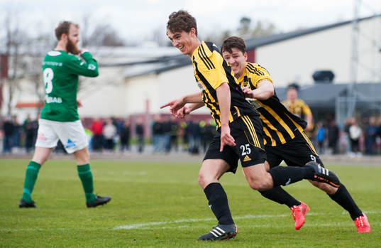 IFK Hässleholms Anton Pramberg har gjort 0-2 och grattas