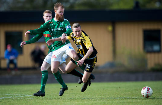 s Oskar Olsson och IFK Hässleholms Danny Gunnarsson i
