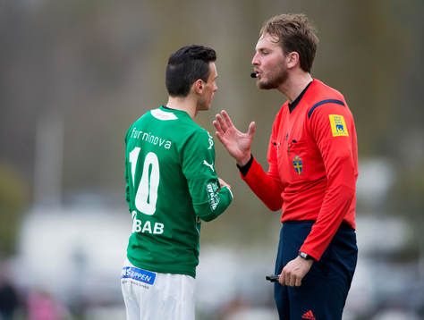 s Burim Rexhepi och domaren i samspråk i matchen i
