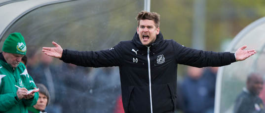 s tränare Dan Olofsson gestikulerar i matchen i division 2