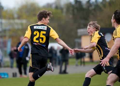 IFK Hässleholms Anton Pramberg har gjort 0-2 och grattas