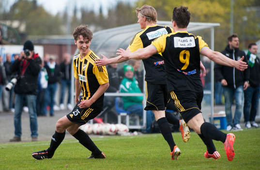 IFK Hässleholms Anton Pramberg har gjort 0-2 och grattas