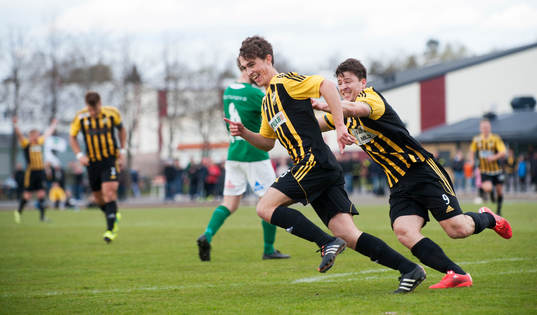 IFK Hässleholms Anton Pramberg har gjort 0-2 och grattas