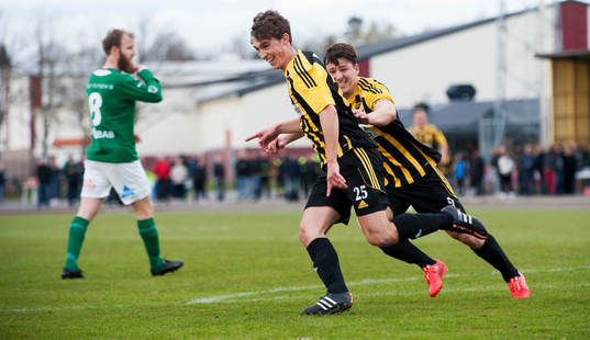 IFK Hässleholms Anton Pramberg har gjort 0-2 och grattas