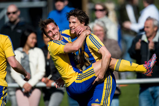 Eskilsminnes Robin Book (th) kramas om av Christoffer Levi