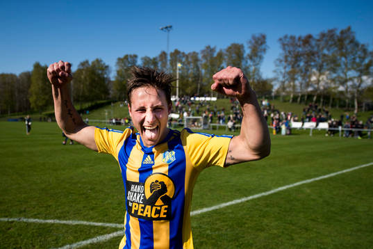 Eskilsminnes Christoffer Levi jublar