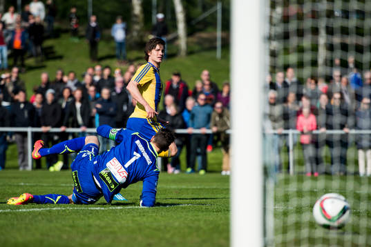 Eskilsminnes Robin Book gör 2-0 bakom Landskronas målvakt