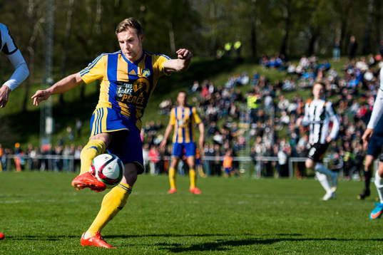 Eskilsminnes Emil Åberg skjuter in 3-0 målet