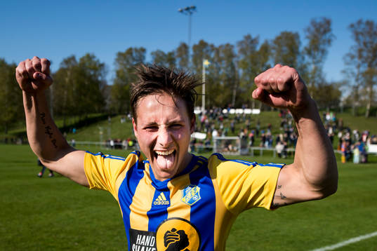 Eskilsminnes Christoffer Levi jublar