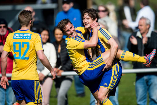 Eskilsminnes Robin Book (th) kramas om av Christoffer Levi