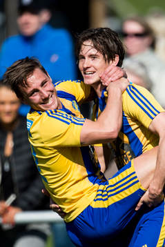Eskilsminnes Robin Book (th) kramas om av Christoffer Levi