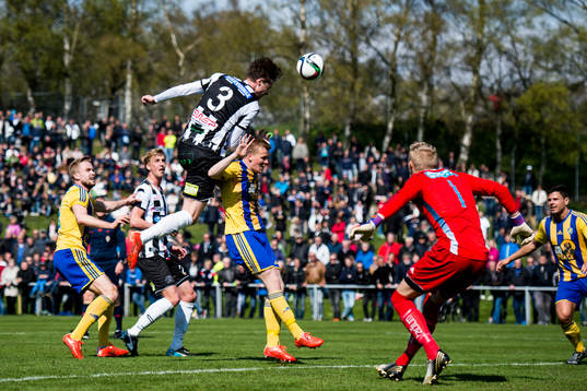 Landskronas Daniel Jarl nickar mot Eskilsminnes målvakt