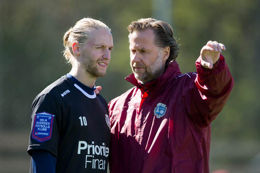 Utsiktens tränare Janne Carlsson instruerar Niklas