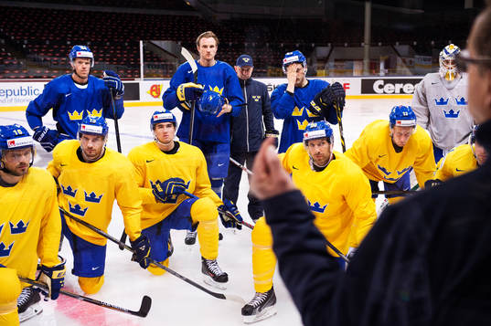 Förbundskapten Pär Mårts har en genomgång med spelarna