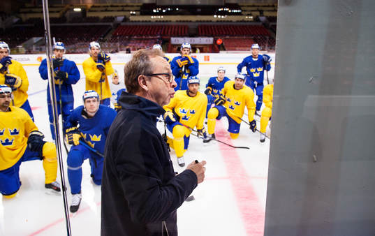 Förbundskapten Pär Mårts har en genomgång med spelarna