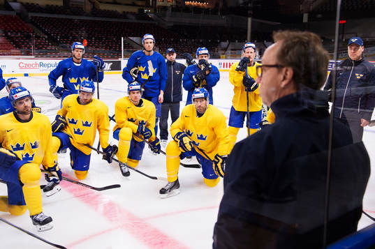 Förbundskapten Pär Mårts har en genomgång med spelarna