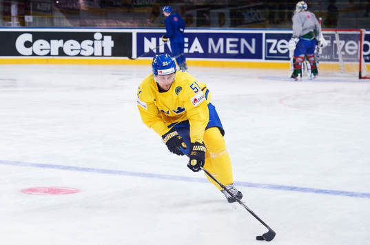 Jonas Ahnelöv i matchtröja på Sveriges ishockeylandslags