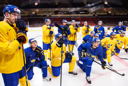Spelare lyssnar på en genomgång vid Sveriges