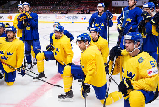 Spelare med bland annat Joel Lundqvist lyssnar på en