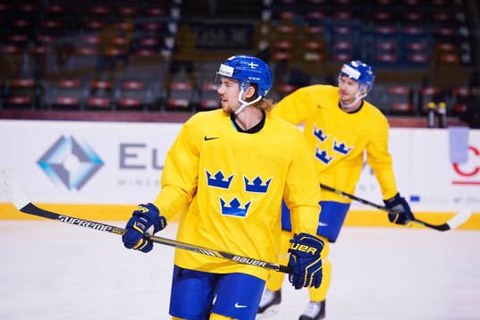 Elias Lindholm på Sveriges ishockeylandslags träning