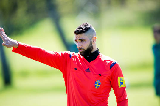 Domaren Ahmed Al-Kordi i matchen i juniorallsvenskan mellan