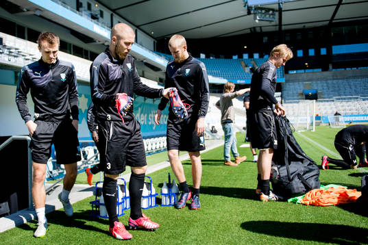 Malmö FFs spelare påväg ut till en träning
