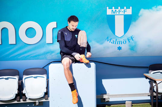 Malmö FFs Erik Johansson knyter skorna