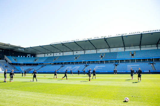 Malmö FFs spelare värmer upp