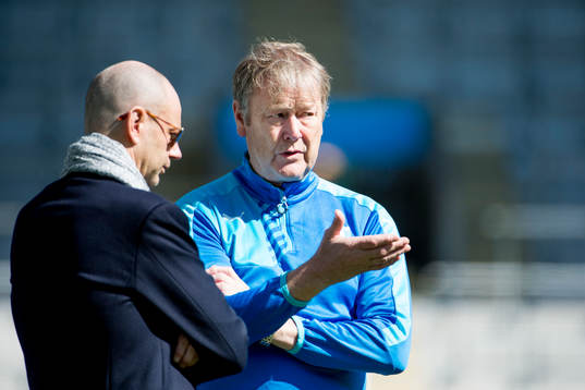 Malmö FFs tränare Åge Hareide i samtal med ordförande