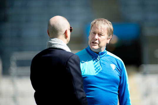 Malmö FFs tränare Åge Hareide i samtal med ordförande