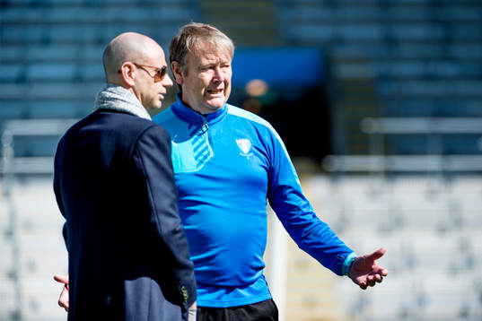 Malmö FFs tränare Åge Hareide i samtal med ordförande